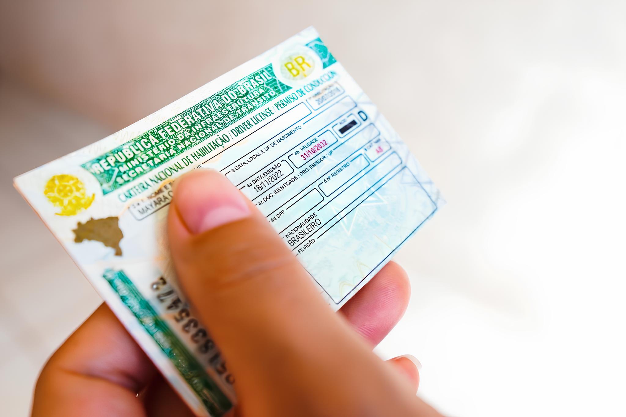 Por que metade dos motociclistas está sem CNH? Preço da carteira de moto ultrapassa R$ 3 mil em muitas cidades